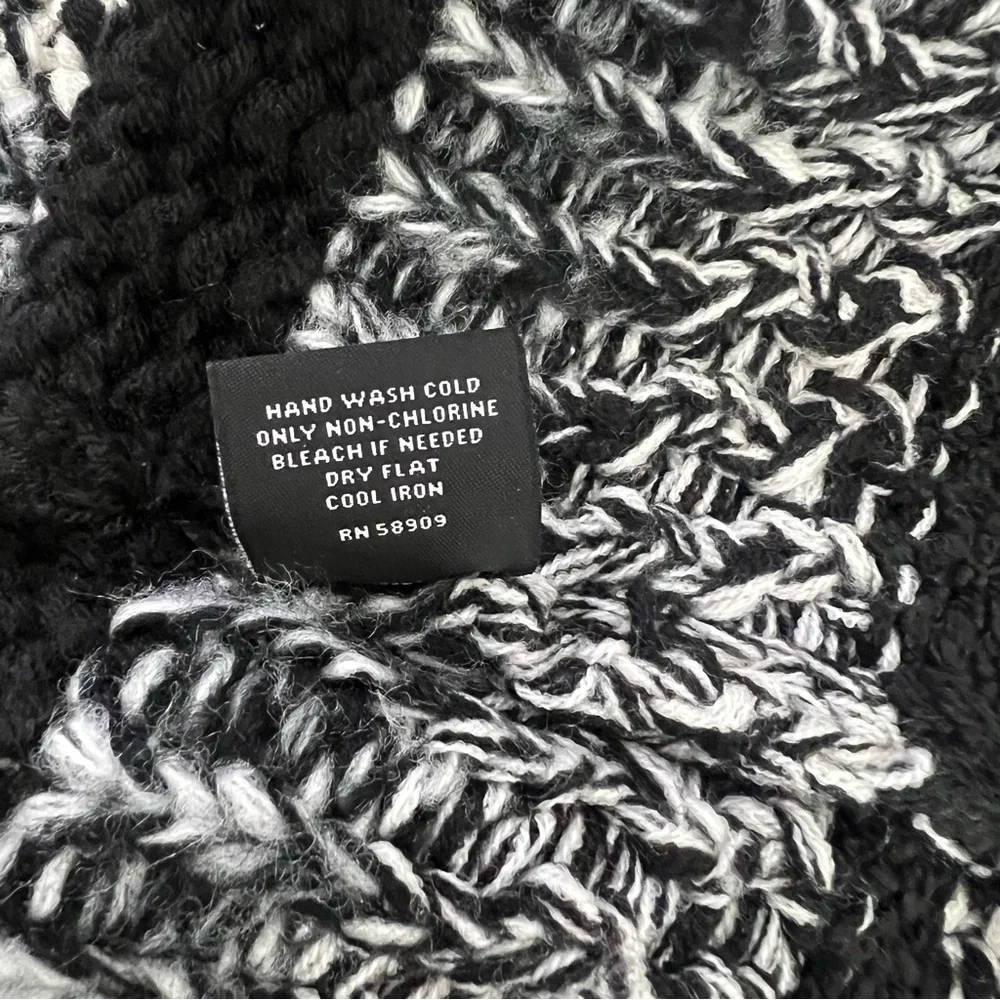 Black and white knit scarf
